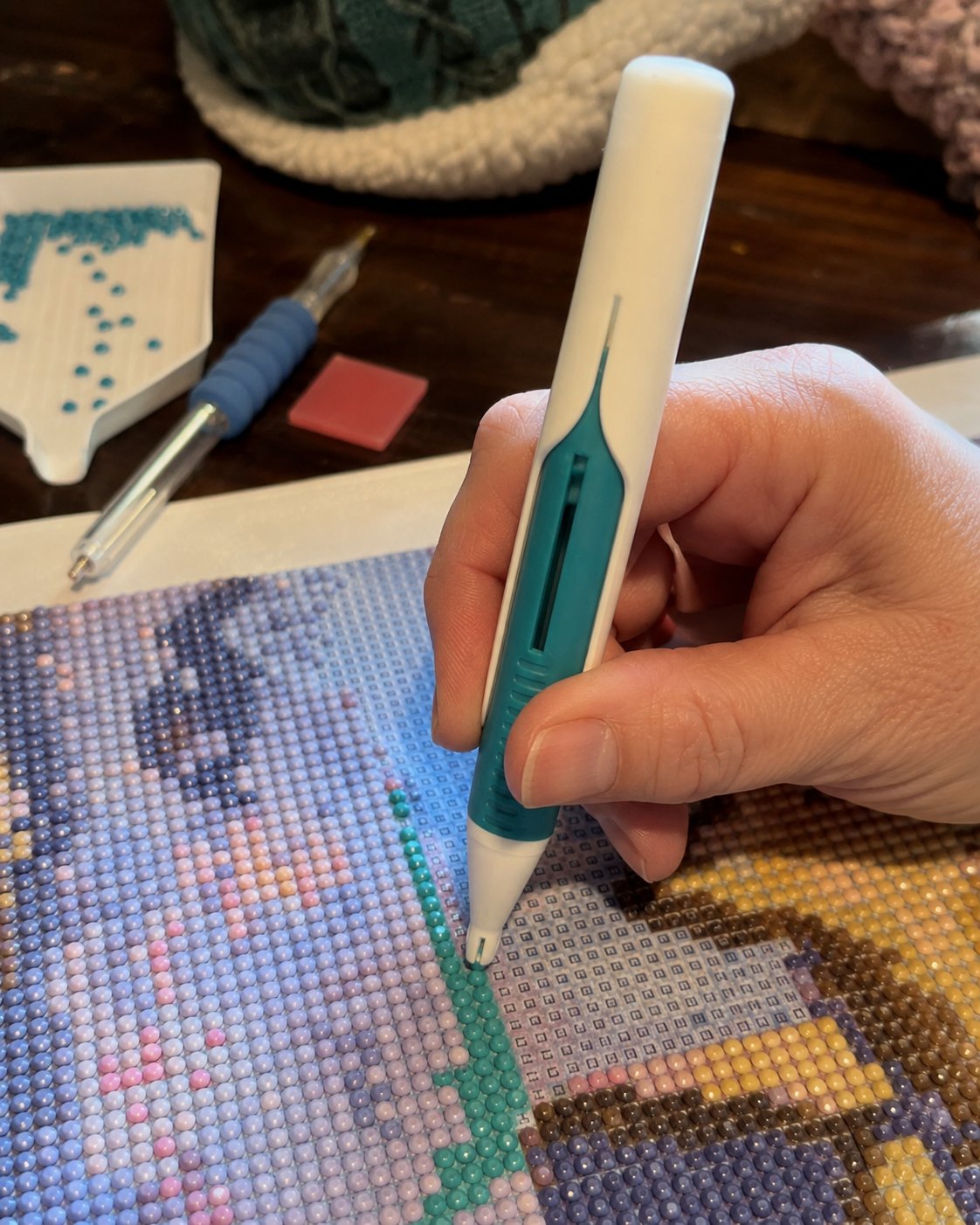 Diamond painting customer working with round drills